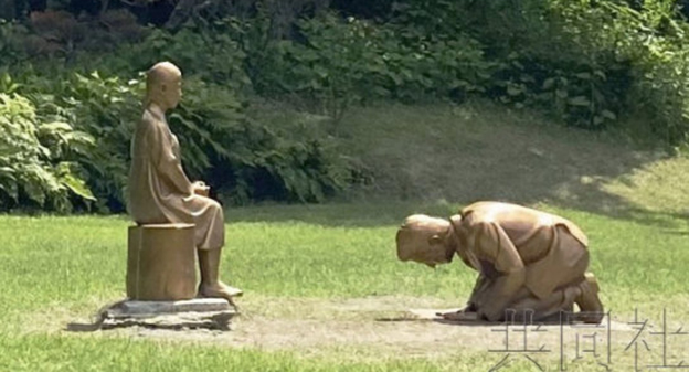 日媒：韩国植物园“安倍下跪谢罪”雕像计划运至东京展出