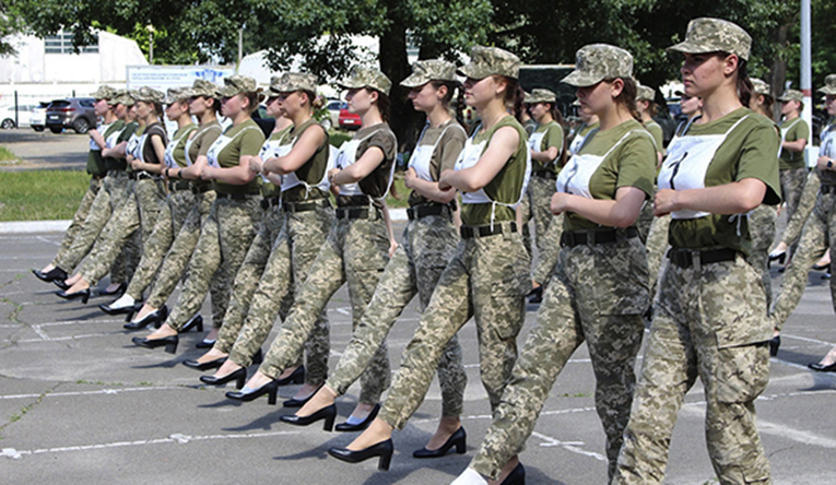女兵穿高跟鞋阅兵事件曝光后，乌军方拟推出“舒适版”高跟鞋