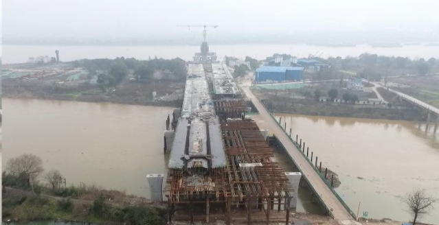 湘潭杨梅洲大桥建设如火如荼 预计年底前主塔可封顶