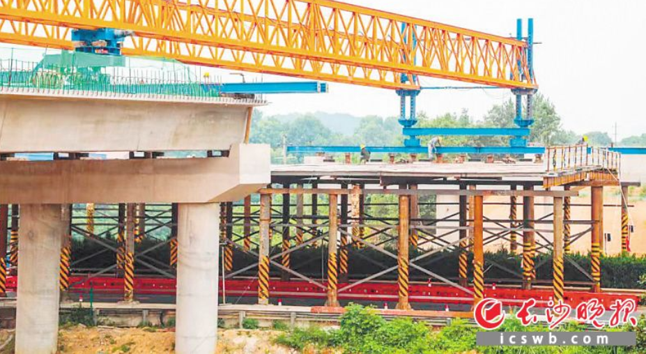 大王山互通立交工程完成跨线桥梁板架设 预计年底主体完工