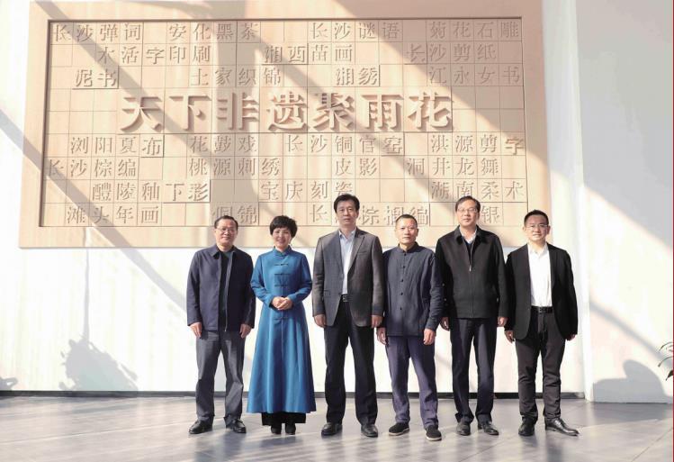 2018年11月，时任湖南省委常委、宣传部长蔡振红（左三）一行，调研湖南雨花非遗馆。左四、左二，为郭存勇、邓运姣夫妇。