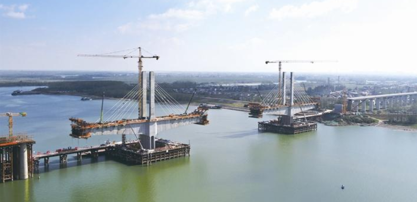 常益长高铁跨沅江斜拉桥工程建设过半 预计明年4月合龙