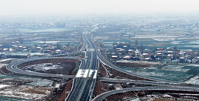 安慈高速全线通车 首创湖区软基路段过渡路面施工