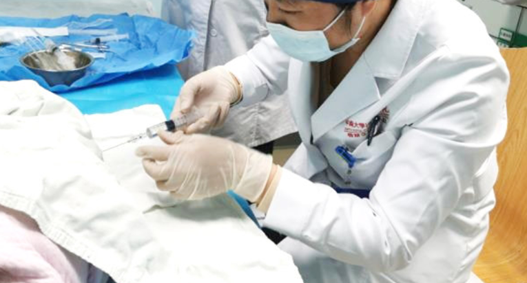 湖南执行最新版国家医保目录，“天价药”纳入医保后两位患儿接受注射