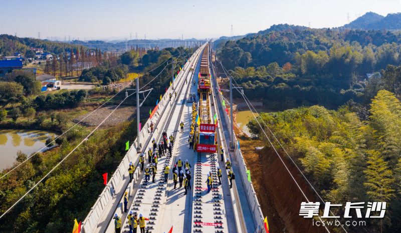 2021年12月1日，常益长铁路启动铺轨施工，目前长沙段已实现全线轨通。长沙晚报全媒体记者 邹麟 摄