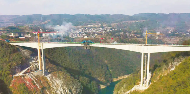 湖南最大跨径悬臂钢构桥——永顺泽芙公路列夕特大桥顺利合龙