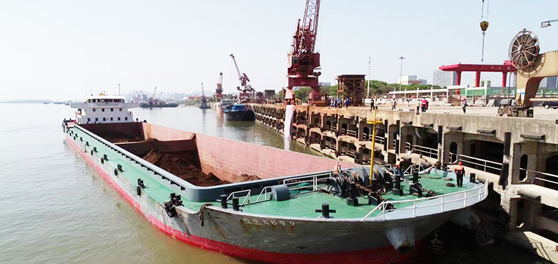 长沙新港首迎万吨级货轮