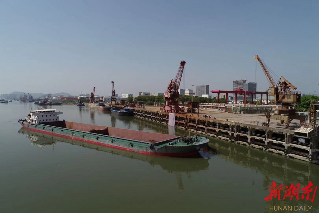 快讯丨长沙新港首迎万吨级货轮
