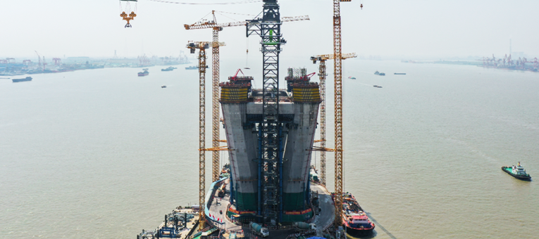 中联重科制造！全球首台万吨米级塔机傲立长江