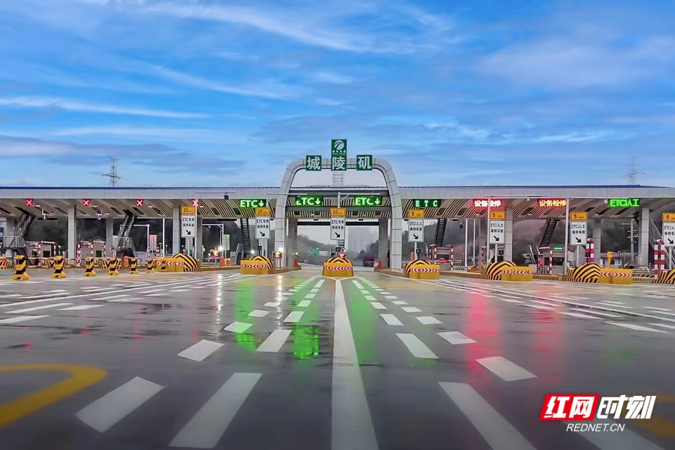 车道机器人上线，岳阳高速两个智慧型收费站正式通车运营_1.jpg