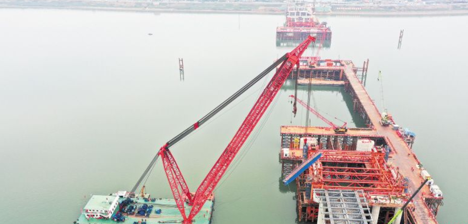 暮坪湘江特大桥主桥首件吊装成功 预计年底完成主拱合龙