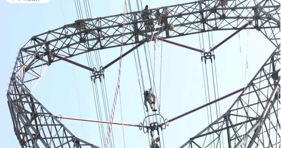 湖南开展500千伏紧凑型线路带电作业 为国内首次