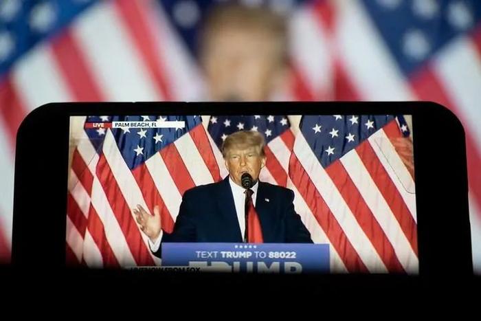 2022年11月15日拍摄的电子屏幕显示，美国前总统、共和党人特朗普在佛罗里达州的海湖庄园发表讲话。新华社记者刘杰摄