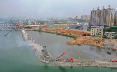 湘江永衡航道浯溪二线船闸上游深水围堰顺利合龙