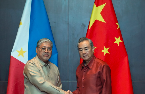 王毅告诉菲方：不要再出尔反尔，否则中方必将坚决回应