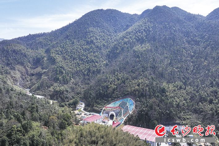 蕉溪岭2号隧道是长浏快线的关键控制性工程，也是全线最长的隧道，长2260余米。