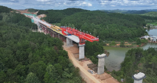 攻克武陵山区多重施工难题 铜吉铁路首片箱梁架设完成